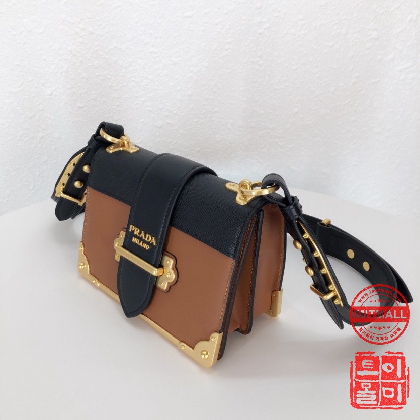 prada_xxxxx_big_00002.jpg