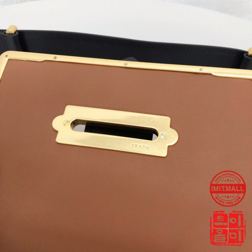 prada_xxxxx_big_00008.jpg