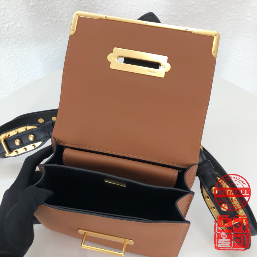 prada_xxxxx_big_00009.jpg