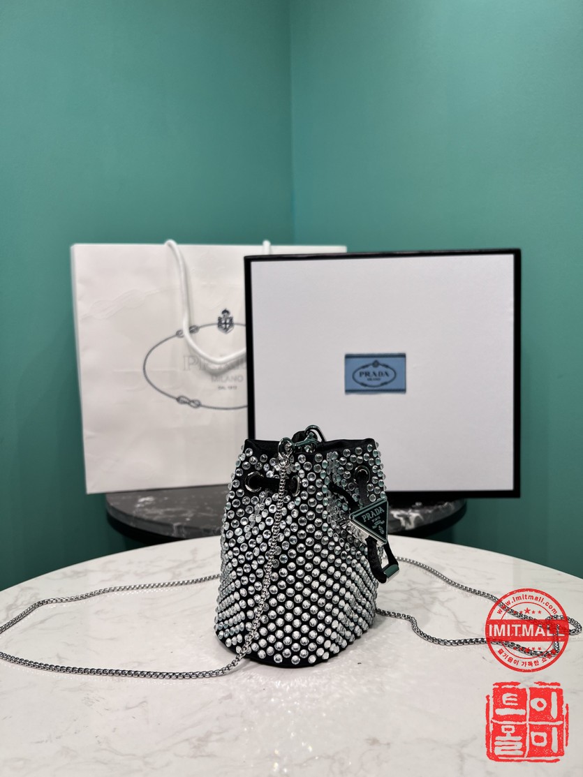 prada_xxxxx_big_00002.jpg