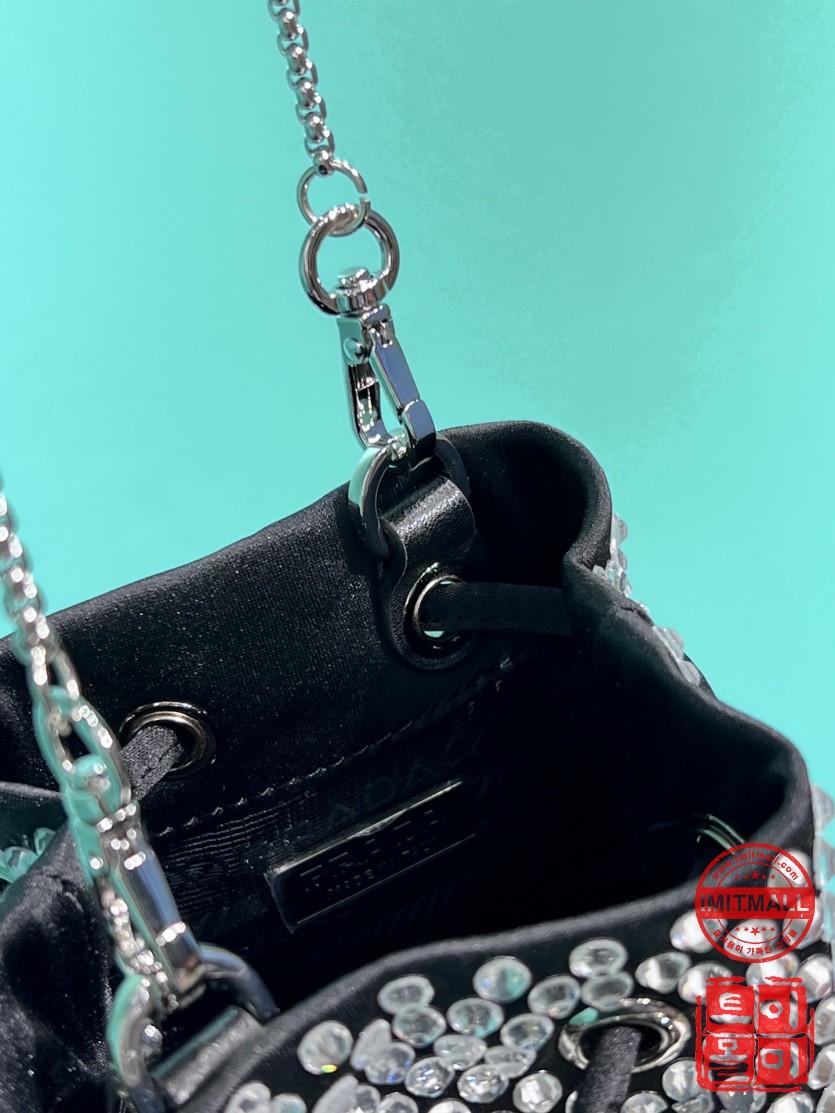 prada_xxxxx_big_00010.jpg