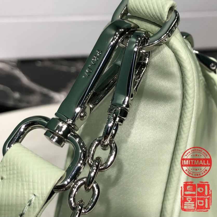 prada_xxxxx_big_00007.jpg