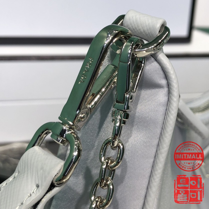 prada_xxxxx_big_00009.jpg