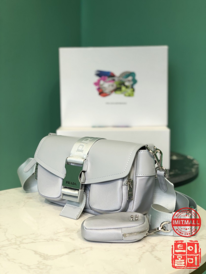 prada_xxxxx_big_00002.jpg