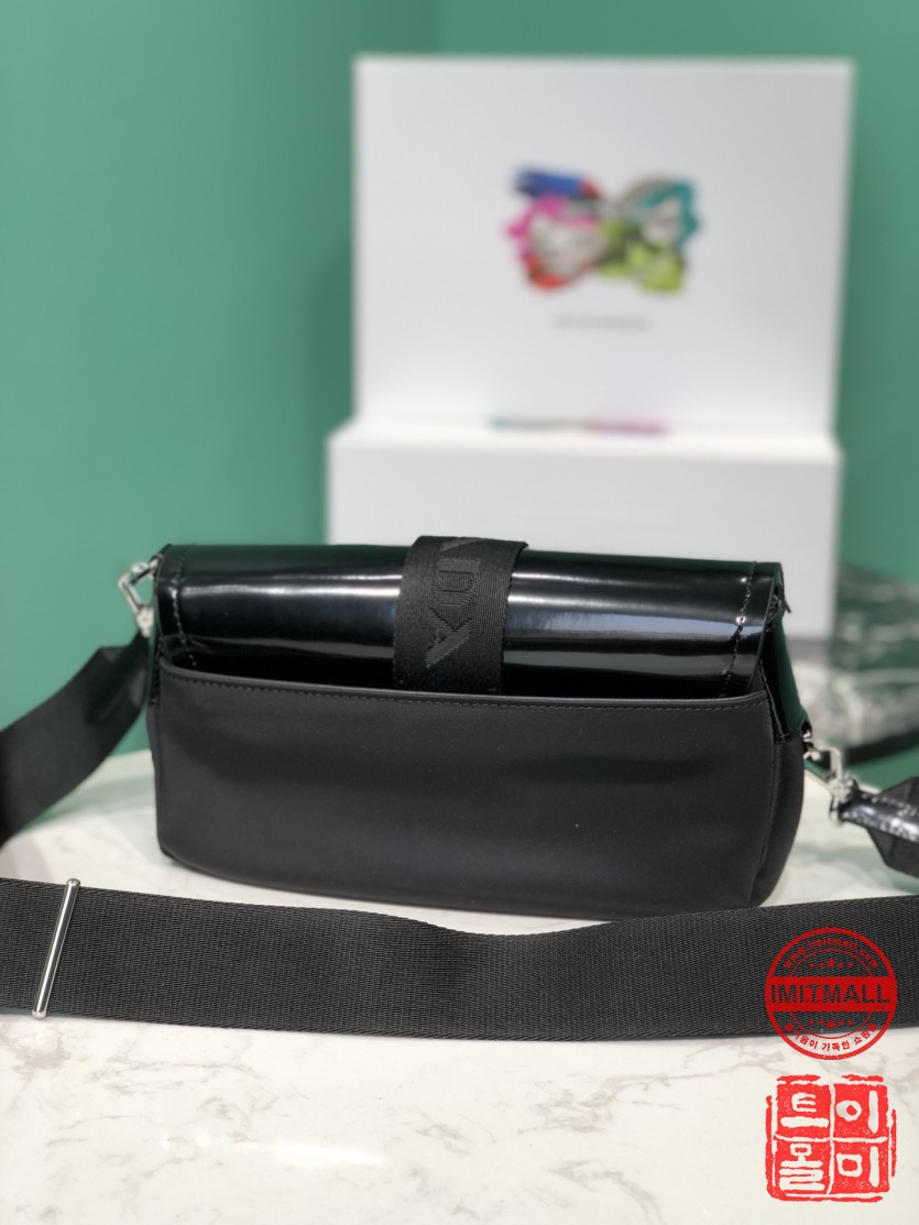prada_xxxxx_big_00003.jpg