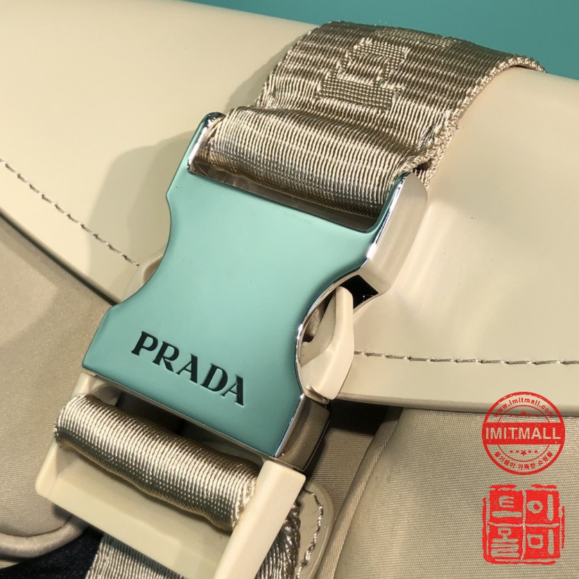 prada_xxxxx_big_00005.jpg
