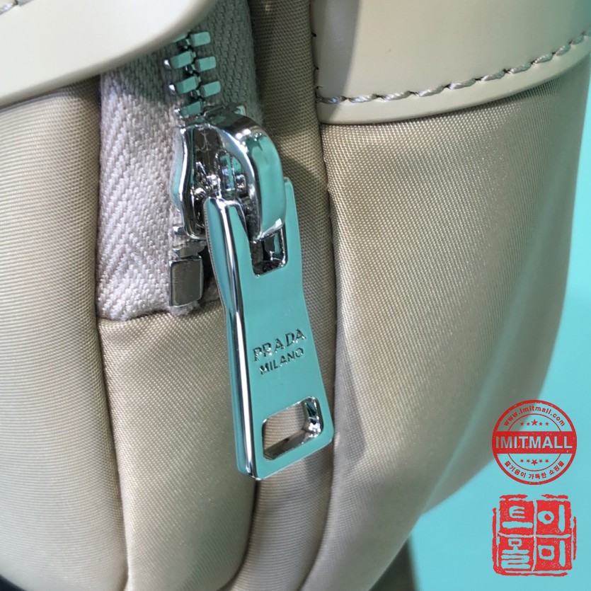 prada_xxxxx_big_00008.jpg