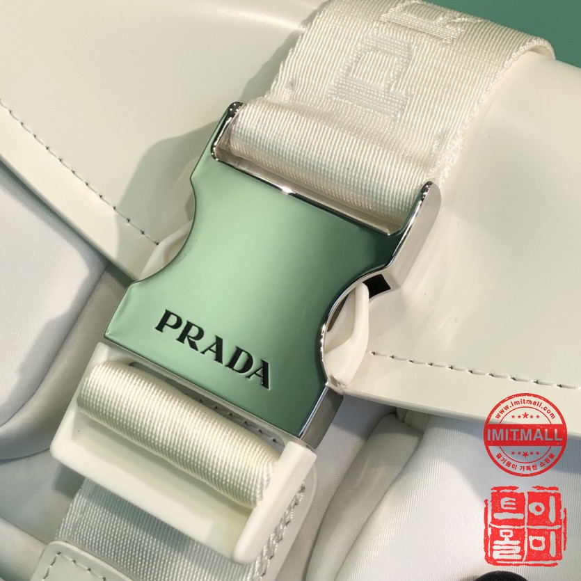 prada_xxxxx_big_00005.jpg
