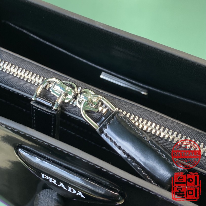 prada_xxxxx_big_00007.jpg