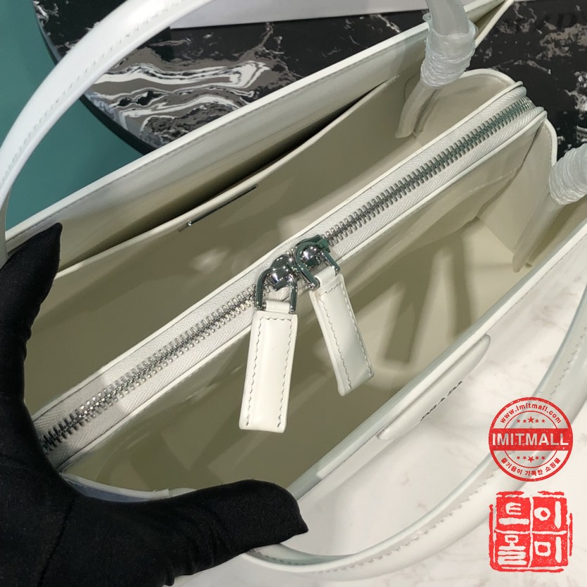 prada_xxxxx_big_00007.jpg