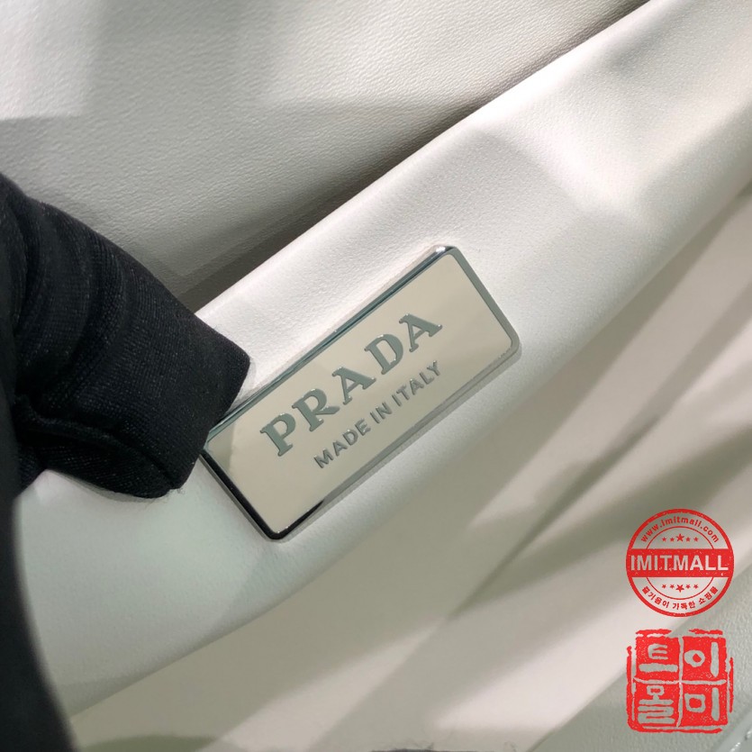 prada_xxxxx_big_00009.jpg