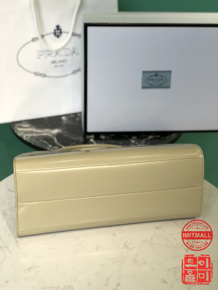 prada_xxxxx_big_00004.jpg