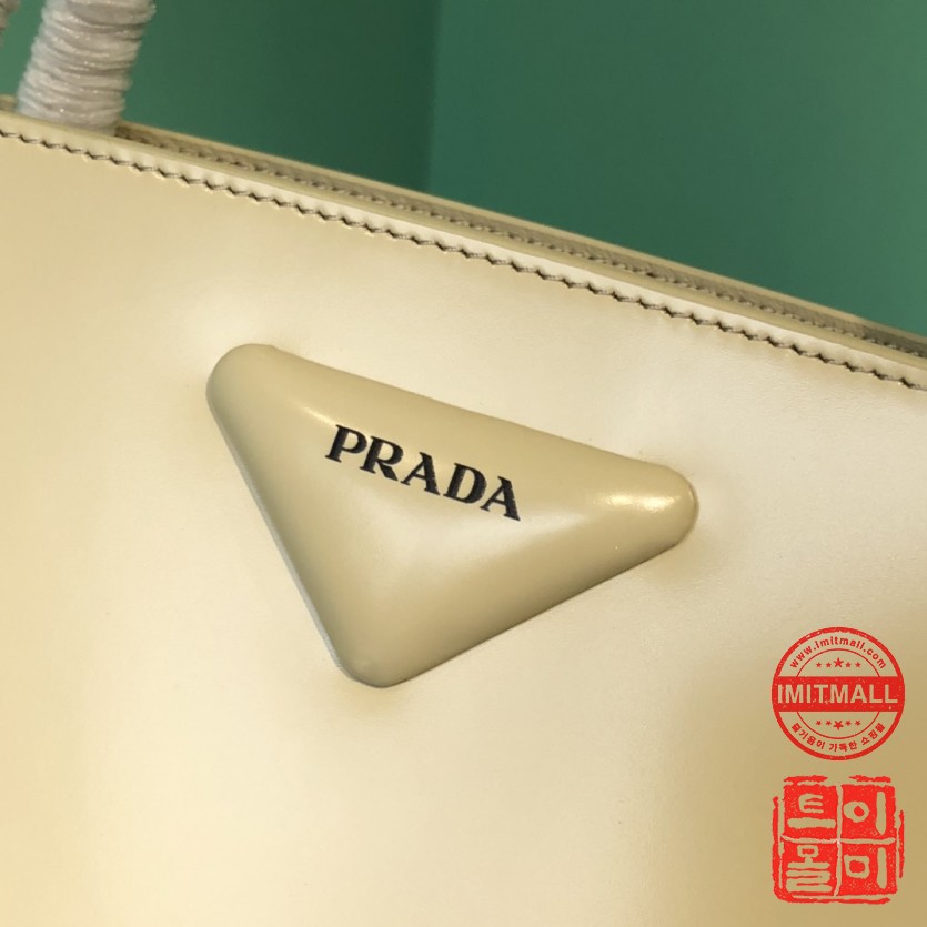 prada_xxxxx_big_00005.jpg
