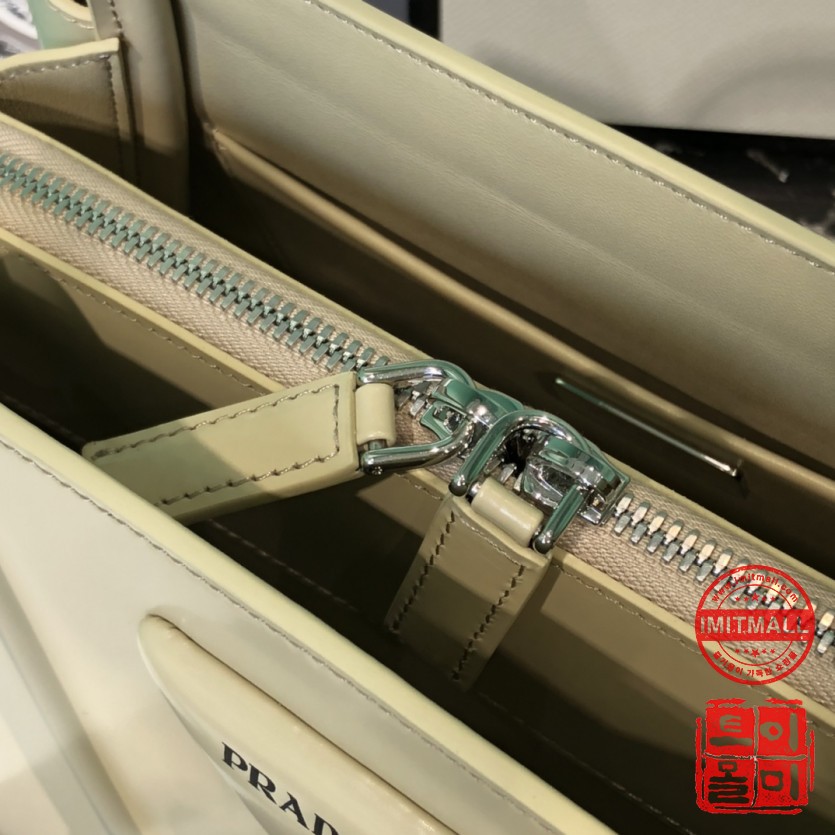 prada_xxxxx_big_00008.jpg