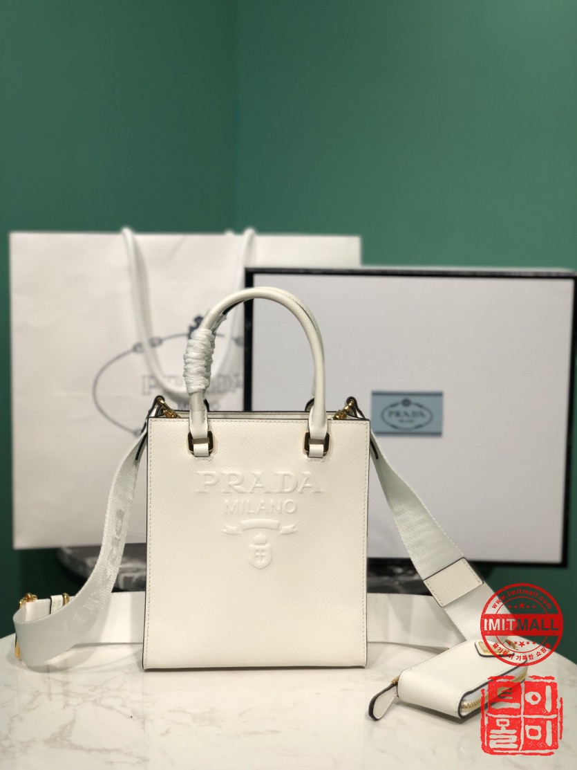 prada_xxxxx_big_00001.jpg
