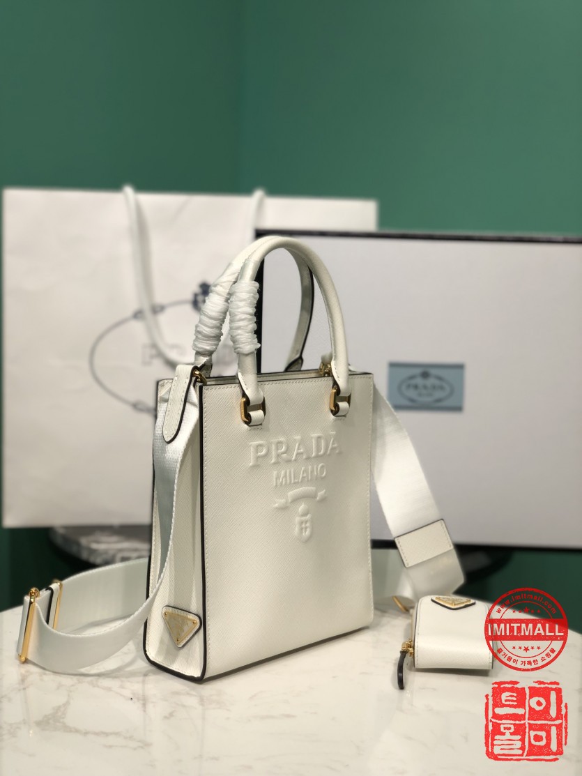 prada_xxxxx_big_00002.jpg