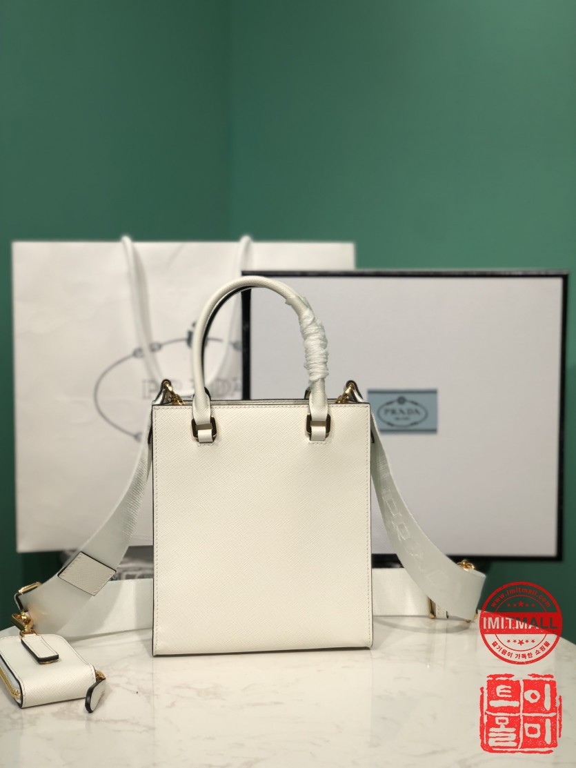 prada_xxxxx_big_00003.jpg