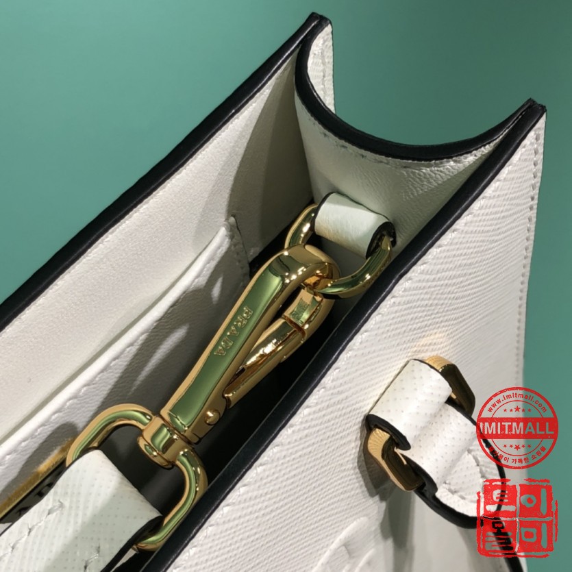 prada_xxxxx_big_00007.jpg
