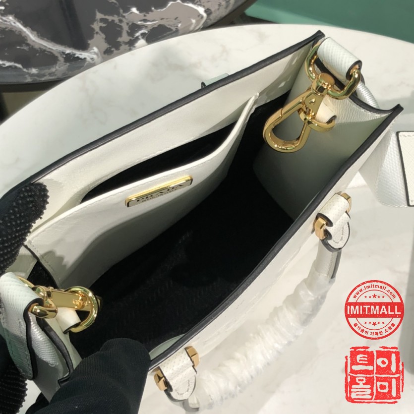 prada_xxxxx_big_00009.jpg