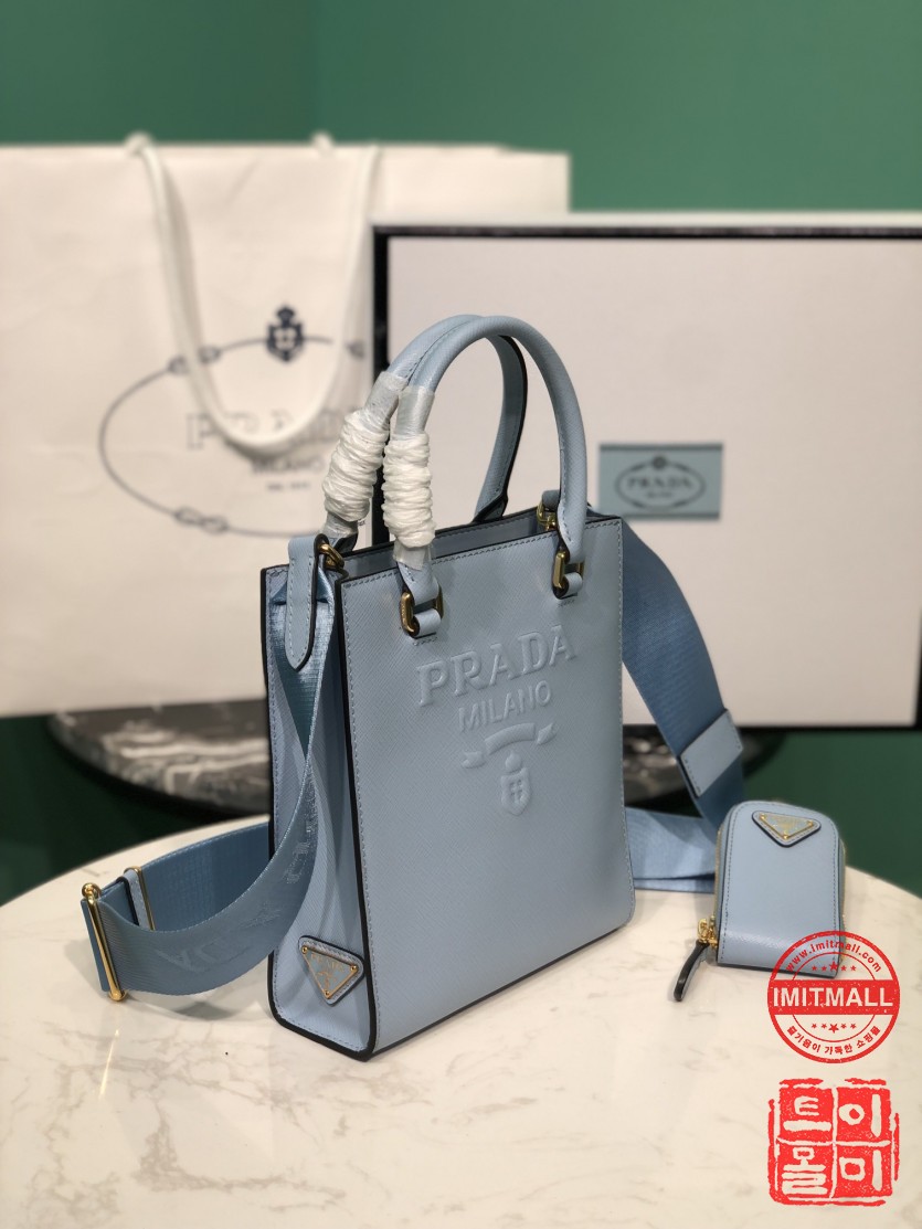 prada_xxxxx_big_00002.jpg