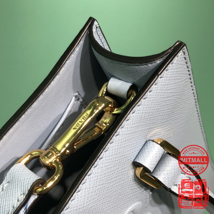 prada_xxxxx_big_00008.jpg