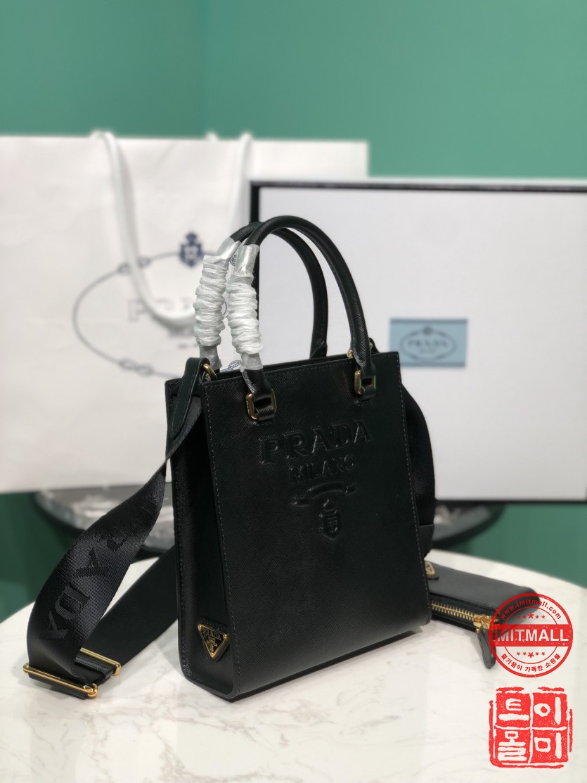 prada_xxxxx_big_00002.jpg