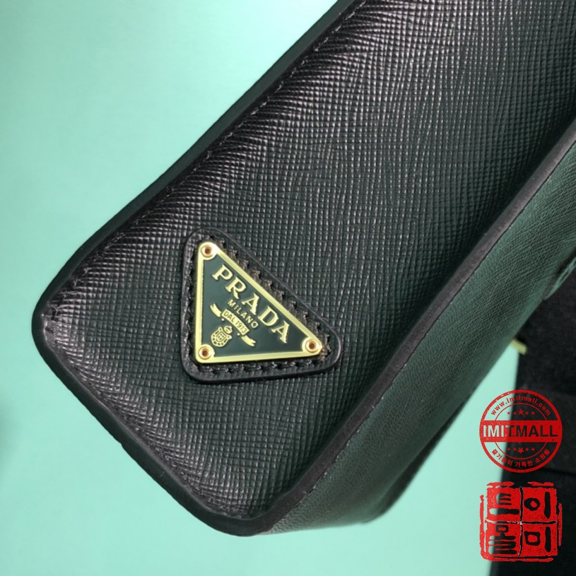 prada_xxxxx_big_00007.jpg