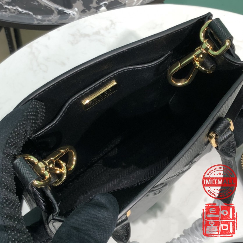 prada_xxxxx_big_00009.jpg