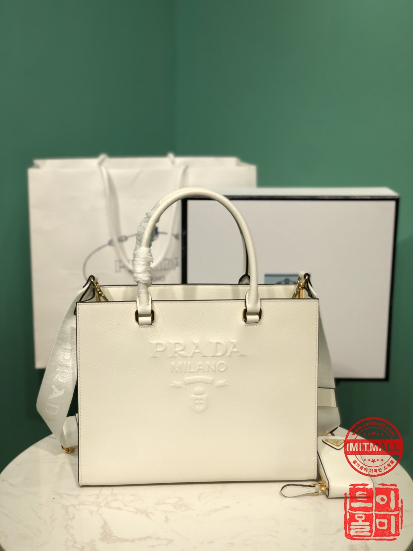 prada_xxxxx_big_00001.jpg