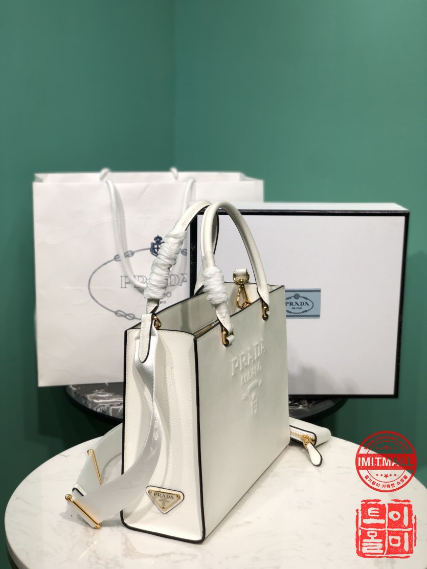 prada_xxxxx_big_00002.jpg