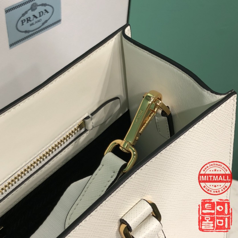 prada_xxxxx_big_00008.jpg