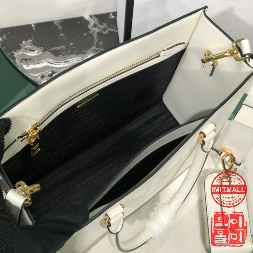 prada_xxxxx_big_00009.jpg