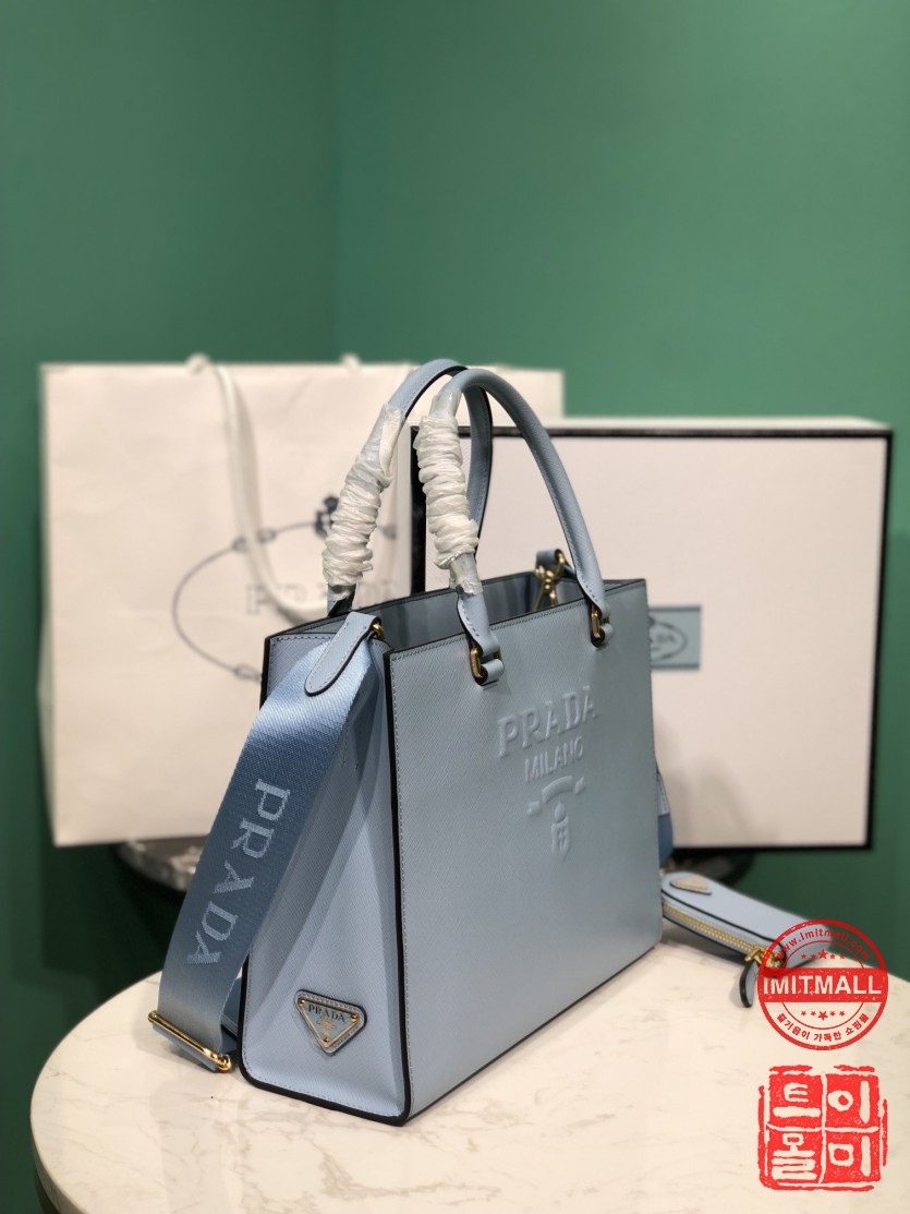 prada_xxxxx_big_00002.jpg