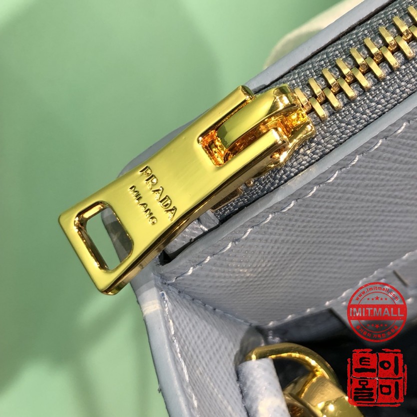 prada_xxxxx_big_00006.jpg