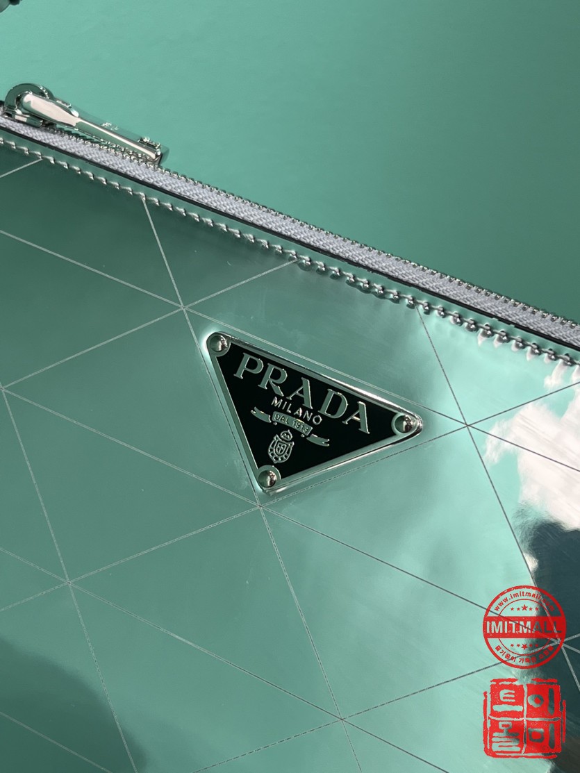 prada_xxxxx_big_00004.jpg