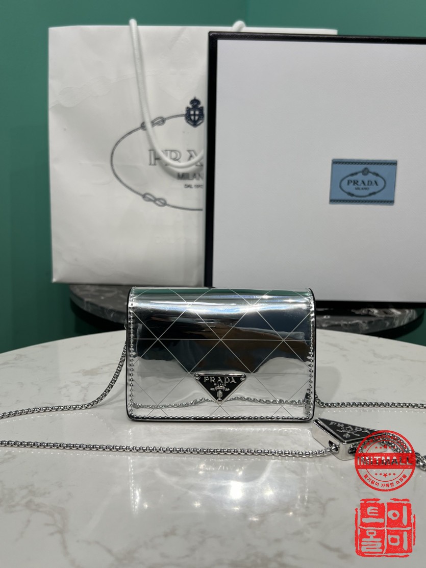 prada_xxxxx_big_00001.jpg