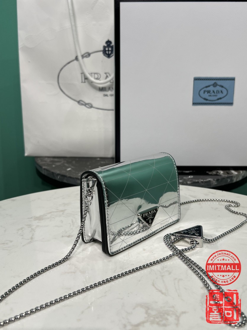 prada_xxxxx_big_00002.jpg