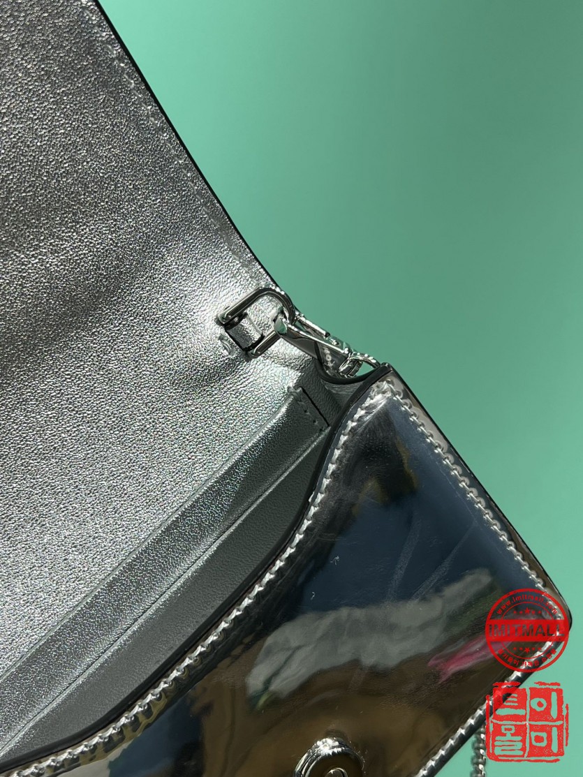 prada_xxxxx_big_00008.jpg
