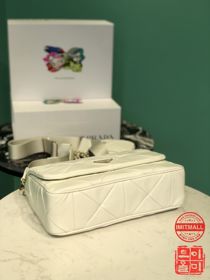 prada_xxxxx_big_00004.jpg