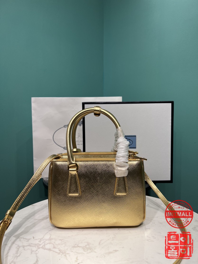 prada_xxxxx_big_00002.jpg