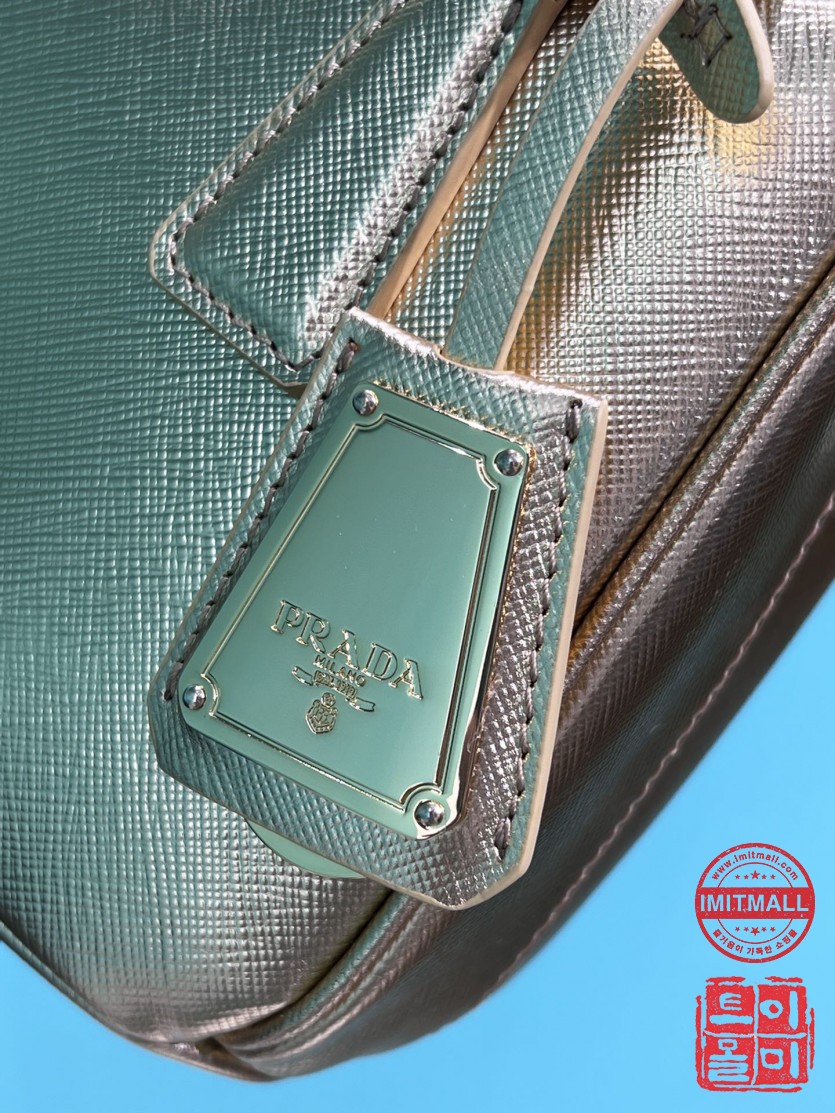prada_xxxxx_big_00005.jpg