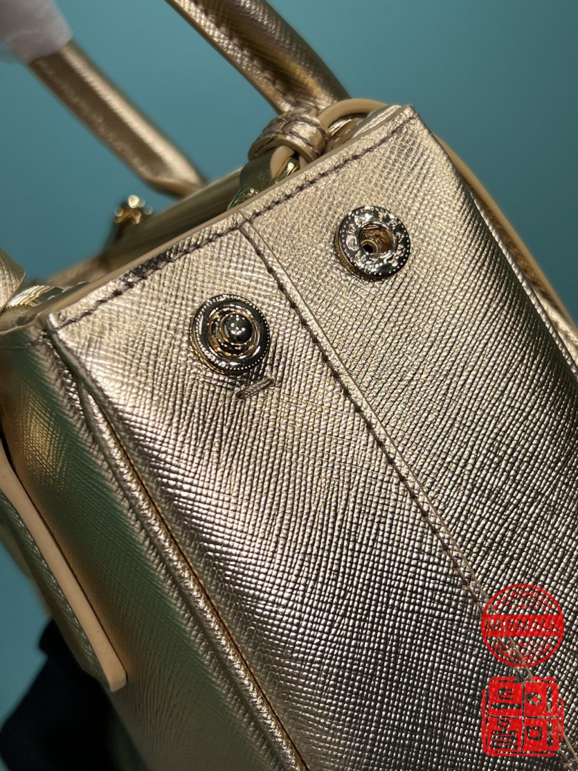 prada_xxxxx_big_00006.jpg