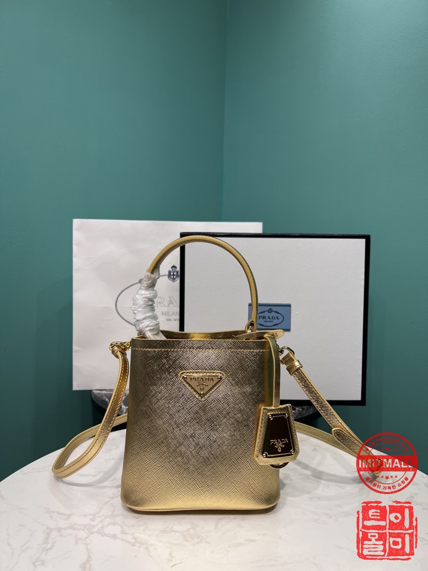 prada_xxxxx_big_00001.jpg
