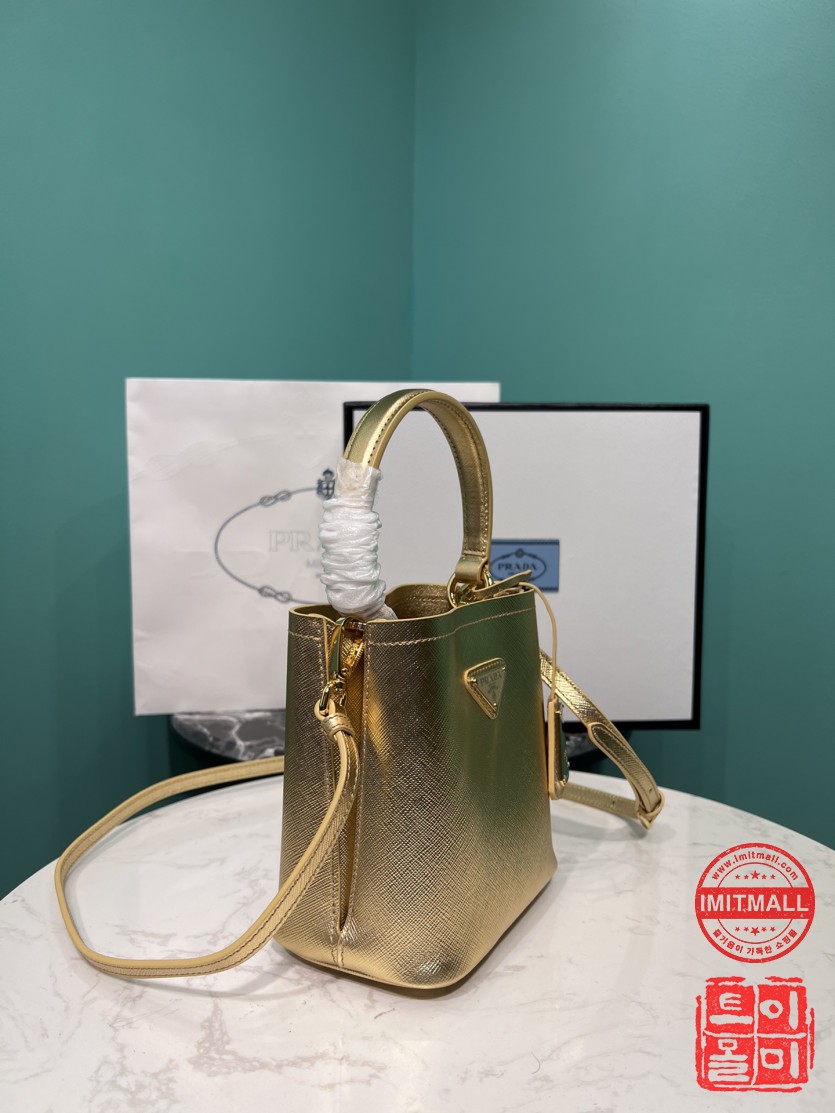 prada_xxxxx_big_00002.jpg