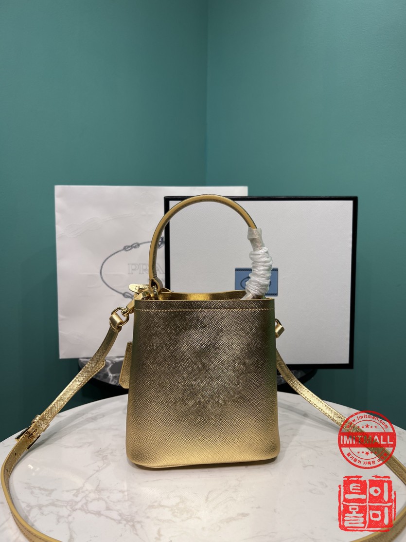 prada_xxxxx_big_00003.jpg