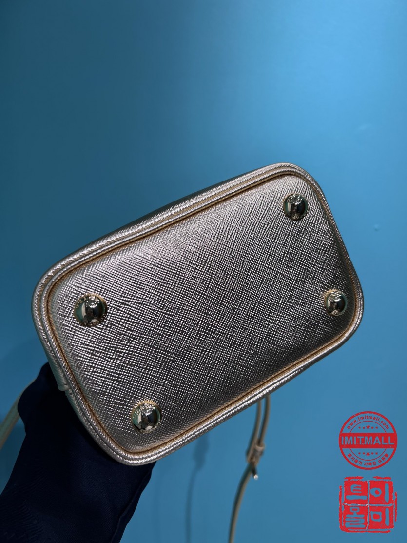 prada_xxxxx_big_00004.jpg