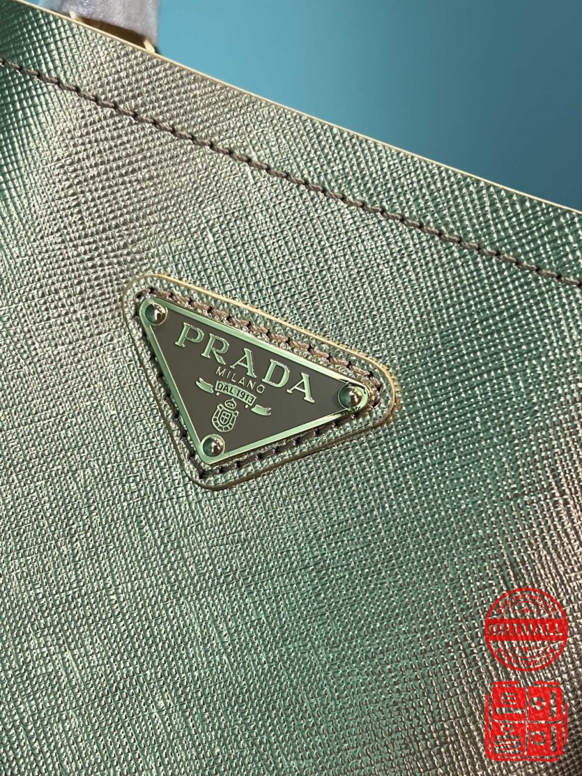 prada_xxxxx_big_00005.jpg