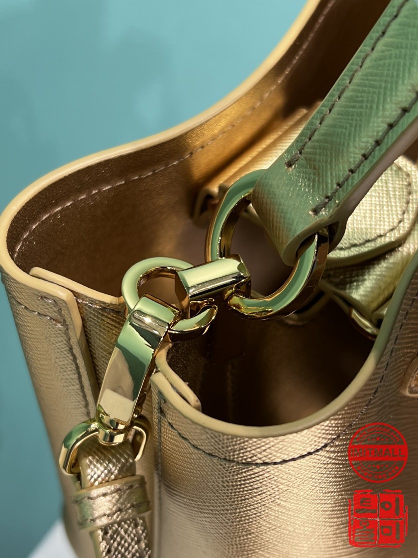 prada_xxxxx_big_00006.jpg