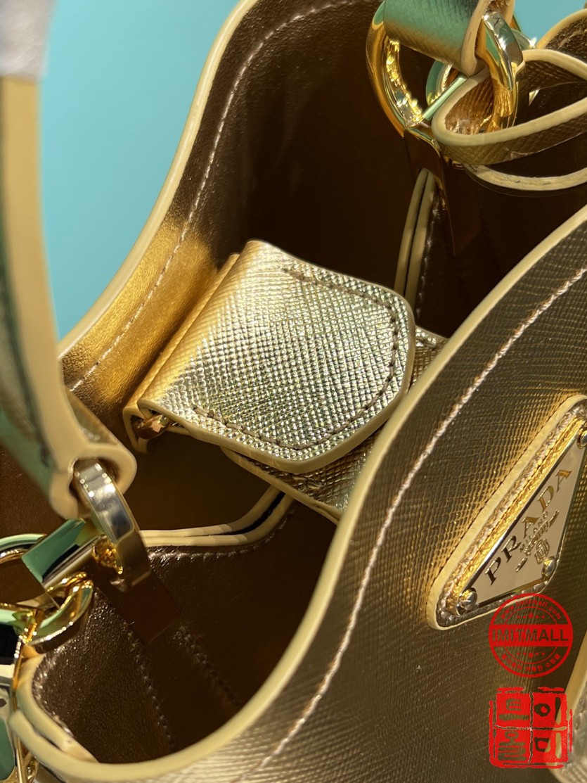 prada_xxxxx_big_00008.jpg