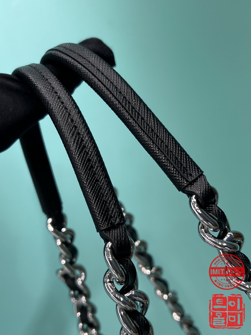prada_xxxxx_big_00008.jpg
